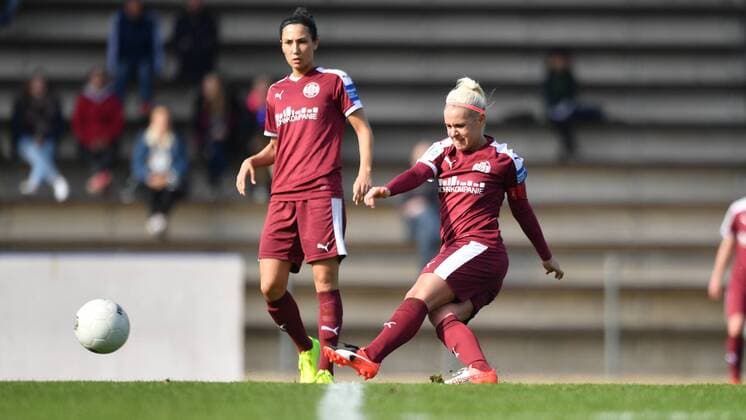 Ina Lehmann (SGS Essen) (21) beim Torschuss , Sara Doorsoun (SGS Essen) (23) schaut zu, Fussball, Allianz Frauen-Bundesliga, Borussia Mönchengladbach - SGS Essen, xmkx