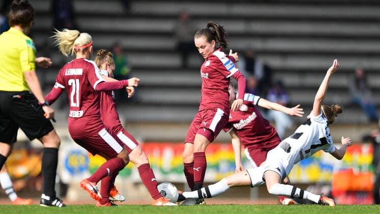 Mona Lohmann (Borussia Mönchengladbach) (7) kann vor Irini Ioannidou (SGS Essen) (11) klären . Mittelfeldzweikampf, Fussball, Allianz Frauen-Bundesliga, Borussia Mönchengladbach - SGS Essen, xmkx