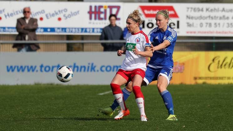 v.li.: Svenja Huth (Potsdam, 9), Diane Caldwell (Sand, 5), Zweikampf, Duell, duel, tackle, tackling, Dynamik, Action, Aktion, Fussball, Allianz Frauen-Bundesliga, SC Sand - 1. FFC Turbine Potsdam, xozx