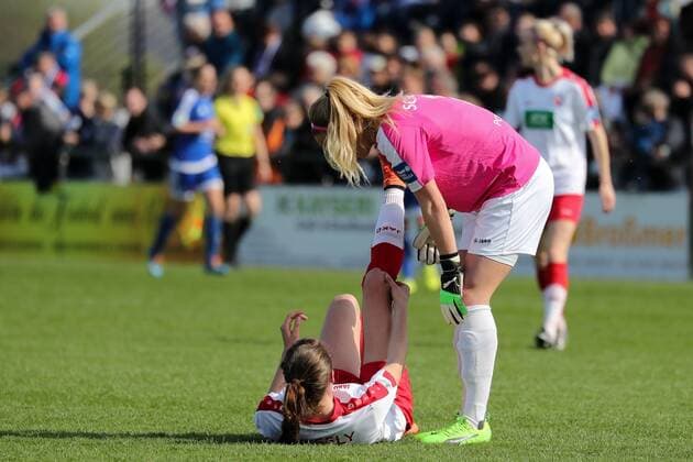 v.li.: Inka Wesely (Potsdam, 15) liegt verletzt am Boden, Lisa Schmitz (Torwart, Potsdam, 1) kümmert sich um sie, Verletzung am Knie, mit Schmerzen nach einem Foul, racked with pain, Fussball, Allianz Frauen-Bundesliga, SC Sand - 1. FFC Turbine Potsdam, xozx