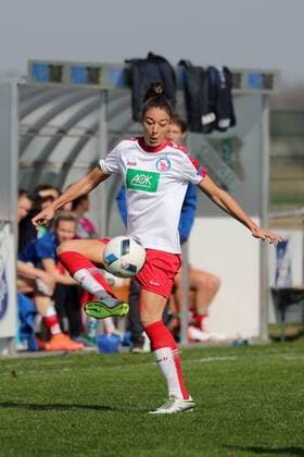 Felicitas Rauch (Potsdam, 19), am Ball, Spielszene, Freisteller, Ganzkörper, Einzelbild, Aktion, Action, Fussball, Allianz Frauen-Bundesliga, SC Sand - 1. FFC Turbine Potsdam, xozx