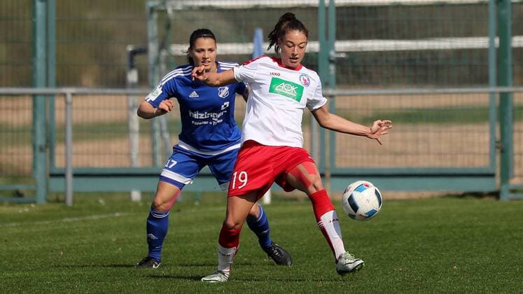 v.li.: Claire Savin (Sand, 17), Felicitas Rauch (Potsdam, 19), Zweikampf, Duell, duel, tackle, tackling, Dynamik, Action, Aktion, Fussball, Allianz Frauen-Bundesliga, SC Sand - 1. FFC Turbine Potsdam, xozx
