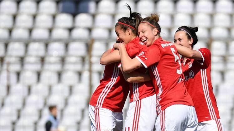 v.li.: Lena Lotzen (FC Bayern München, FCB, 11) Caroline Abbe (FC Bayern München, FCB, 5) Viktoria Schnaderbeck (FC Bayern München, FCB, 25) mit Torjubel, Jubel, Torjubel, Torerfolg, celebrate the goal, goal, celebration, Jubel ueber das Tor zum 1:0 durch Lena Lotzen (FC Bayern München, FCB, 11) , optimistisch, Action, Aktion, Fussball,Allianz Frauen-Bundesliga, FC Bayern München - Bayer 04 Leverkusen, xslx