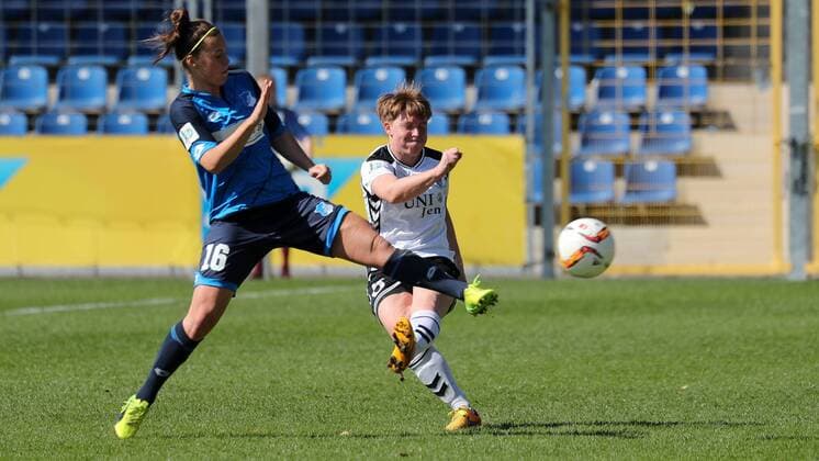 v.li.: Nicole Billa (TSG, 16), Susann Utes (Jena, 6), Zweikampf, Duell, duel, tackle, tackling, Dynamik, Action, Aktion, Fussball, Allianz Frauen-Bundesliga, TSG 1899 Hoffenheim - FF USV Jena, xozx