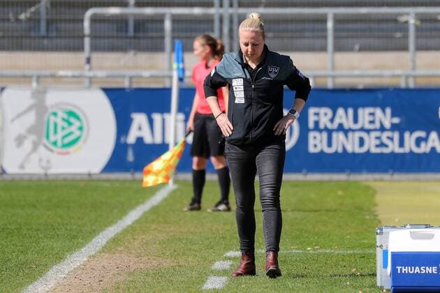 Katja Greulich (Trainerin, Cheftrainerin, Jena), enttäuscht schauend, Enttäuschung, Frustration, disappointed, pessimistisch, Freisteller, Ganzkörper, Einzelbild, Aktion, Action, Fussball, Allianz Frauen-Bundesliga, TSG 1899 Hoffenheim - FF USV Jena, xozx