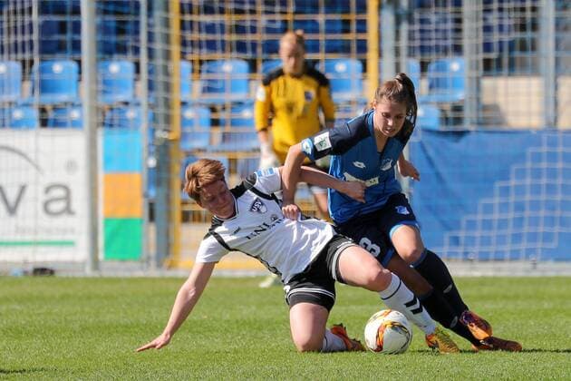 v.li.: Susann Utes (Jena, 6), Isabella Hartig (TSG, 13), Zweikampf, Duell, duel, tackle, tackling, Dynamik, Action, Aktion, Fussball, Allianz Frauen-Bundesliga, TSG 1899 Hoffenheim - FF USV Jena, xozx