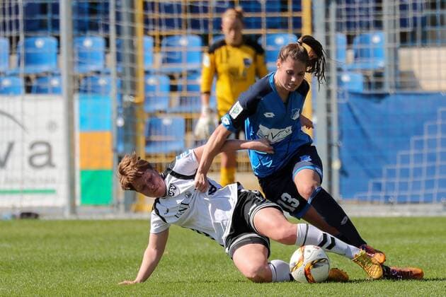 v.li.: Susann Utes (Jena, 6), Isabella Hartig (TSG, 13), Zweikampf, Duell, duel, tackle, tackling, Dynamik, Action, Aktion, Fussball, Allianz Frauen-Bundesliga, TSG 1899 Hoffenheim - FF USV Jena, xozx