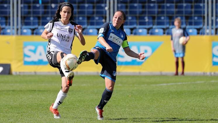 v.li.: Dolores Jacome Silva (Jena, 14), Martina Moser (TSG, 7), Zweikampf, Duell, duel, tackle, tackling, Dynamik, Action, Aktion, Fussball, Allianz Frauen-Bundesliga, TSG 1899 Hoffenheim - FF USV Jena, xozx