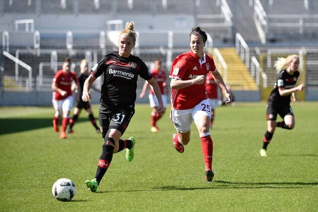 Rachel Rinast (Bayer 04 Leverkusen), Viktoria Schnaderbeck (FC Bayern Muenchen - Frauenfussball), v.li., Aktion, FC Bayern Muenchen Frauen vs Bayer 04 Leverkusen,26.03.17