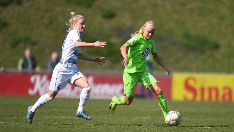 Zweikampf Julia Debitzki (MSV Duisburg) (20) mit Pernille Harder (VFL Wolfsburg) (22), Fussball, Allianz Frauen-Bundesliga, MSV Duisburg - VFL Wolfsburg, xmkx