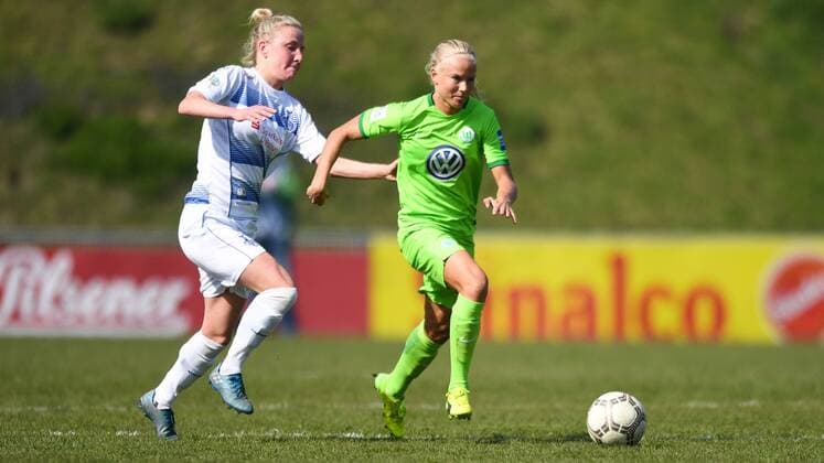 Zweikampf Julia Debitzki (MSV Duisburg) (20) mit Pernille Harder (VFL Wolfsburg) (22), Fussball, Allianz Frauen-Bundesliga, MSV Duisburg - VFL Wolfsburg, xmkx