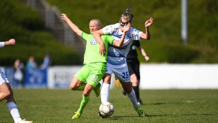 Pernille Harder (VFL Wolfsburg) (22) wird unfair von Rachel Kiwis (MSV Duisburg) (25) gestoppt, Fussball, Allianz Frauen-Bundesliga, MSV Duisburg - VFL Wolfsburg, xmkx