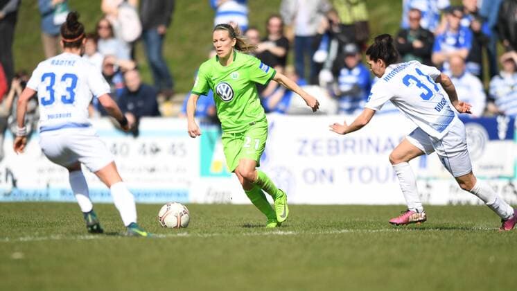 Kathleen Radtke (MSV Duisburg) (33) und Marina Himmighofen (MSV Duisburg) (31) erwarten Lara Dickenmann (VFL Wolfsburg) (21), Fussball, Allianz Frauen-Bundesliga, MSV Duisburg - VFL Wolfsburg, xmkx