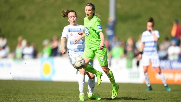 Zweikampf Sofia Racz (MSV Duisburg) (28) Lara Dickenmann (VFL Wolfsburg) (21), Fussball, Allianz Frauen-Bundesliga, MSV Duisburg - VFL Wolfsburg, xmkx