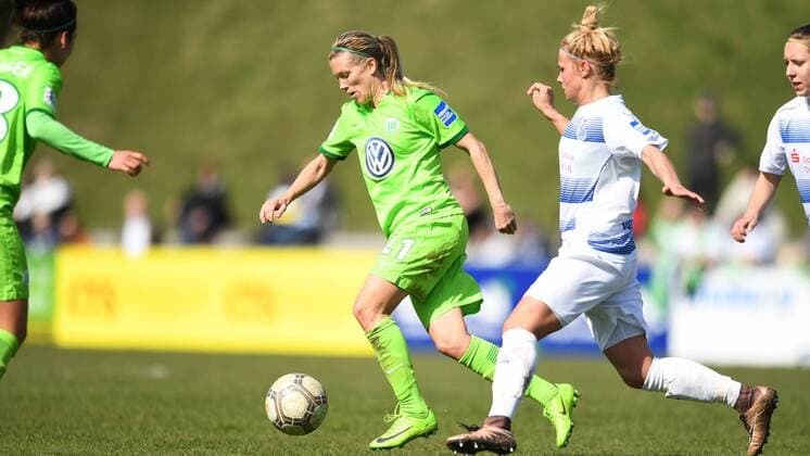 Zweikampf Lara Dickenmann (VFL Wolfsburg) (21) mit Nicole Muntert (MSV Duisburg) (18), Fussball, Allianz Frauen-Bundesliga, MSV Duisburg - VFL Wolfsburg, xmkx