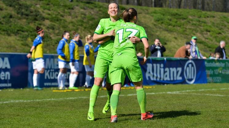 Jubel, Freuen, celebrate, happy, cheer , Goal Celebration VFL Wolfsburg 0:1 Torschützin Ewa Pajor (VFL Wolfsburg) (17) jubelt mit Lara Dickenmann (VFL Wolfsburg) (21), Fussball, Allianz Frauen-Bundesliga, MSV Duisburg - VFL Wolfsburg, xmkx