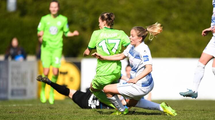 Ewa Pajor (VFL Wolfsburg) (17) schiebt zum 0:1 vor Sandra Betschart (MSV Duisburg) (16) ein, Fussball, Allianz Frauen-Bundesliga, MSV Duisburg - VFL Wolfsburg, xmkx