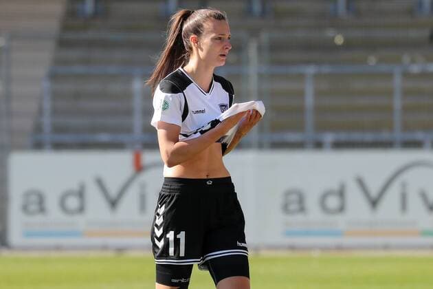 Platzverweis: Lucie Vonkova (Jena) verlässt das Feld, Gelb-Rote Karte, Platzverweis, Hinausstellung, Feldverweis, second yellow card, Fussball, Allianz Frauen-Bundesliga, TSG 1899 Hoffenheim - FF USV Jena, xozx