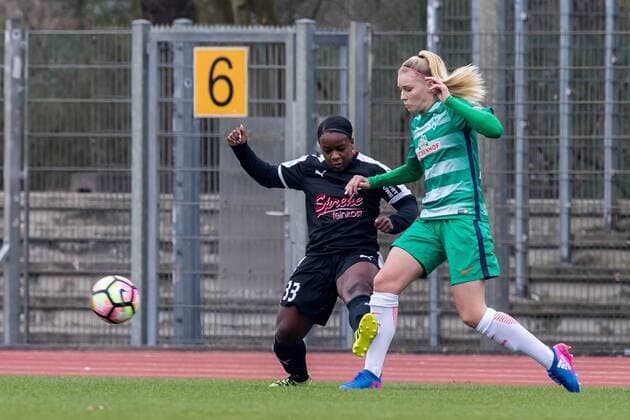 v.li.: Bryana McCarthy (BV Cloppenburg, 33) und Alicia Kersten (SV Werder Bremen, 13) im Zweikampf, Duell, duel, tackle, Fussball, 2. Bundesliga Nord Frauen, SV Werder Bremen - BV Cloppenburg, xdgx