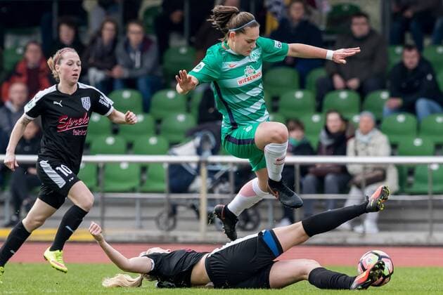 v.li.: Nadine Luker (BV Cloppenburg, 13) und Giovanna Hoffmann (SV Werder Bremen, 17) im Zweikampf, Duell, duel, tackle, Fussball, 2. Bundesliga Nord Frauen, SV Werder Bremen - BV Cloppenburg, xdgx