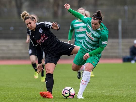 v.li.: Jalila Dalaf (BV Cloppenburg, 7) und Stephanie Goddard (SV Werder Bremen, 23) im Zweikampf, Duell, duel, tackle, Fussball, 2. Bundesliga Nord Frauen, SV Werder Bremen - BV Cloppenburg, xdgx