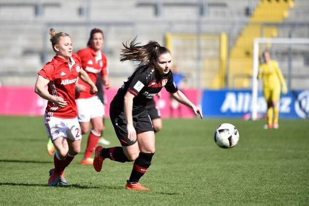 Leonie Maier (FC Bayern Muenchen - Frauenfussball), Laura Widak (Bayer 04 Leverkusen), v.li., Aktion, FC Bayern Muenchen Frauen vs Bayer 04 Leverkusen,26.03.17