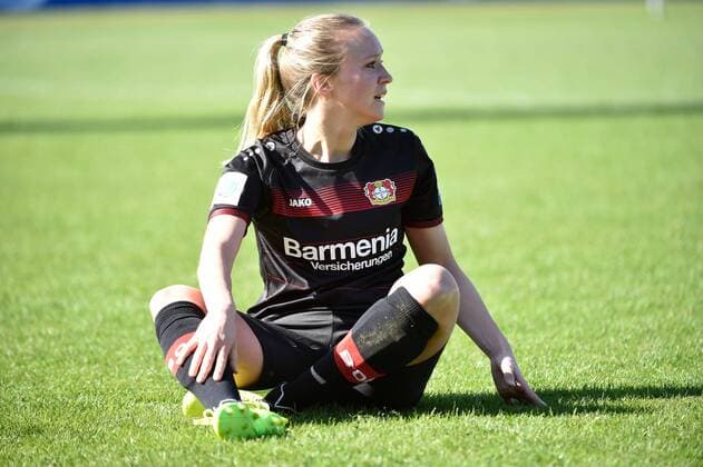 Turid Knaak (Bayer 04 Leverkusen), Einzelbild, sitzt geschlagen auf dem Rasen, FC Bayern Muenchen Frauen vs Bayer 04 Leverkusen,26.03.17