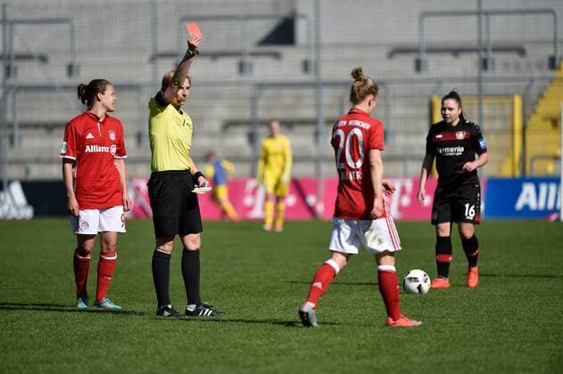 Schiedsrichterin Christine Weigelt zeig Leonie Maier (FC Bayern Muenchen - Frauenfussball) ( 20) die rote Karte, FC Bayern Muenchen Frauen vs Bayer 04 Leverkusen,26.03.17