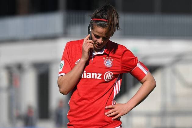 Lena Lotzen (FC Bayern München, FCB, 11) telefonierend nach Spielende, Einzelbild, Aktion, Action, Fussball,Allianz Frauen-Bundesliga, FC Bayern München - Bayer 04 Leverkusen, xslx