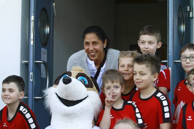 Bilder des Tages - SPORT SC Sand - 1. FFC Turbine Potsdam Steffi JONES, Bundestrainerin der Frauen-Fußball-Nationalmannschaft GER, mit Einlaufkindern und Maskottchen SANDI, Fußball, Frauen, Allianz-Frauen-Bundesliga Saison 2016 2017