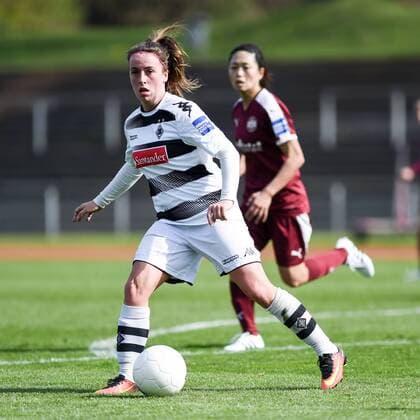 Kelly Simons (Borussia Mönchengladbach, 11) auf der Suche nach einer Mitspielerin, Einzelfoto, Einzelbild,, Fussball, Allianz Frauen-Bundesliga, Borussia Mönchengladbach - SGS Essen, xmhx