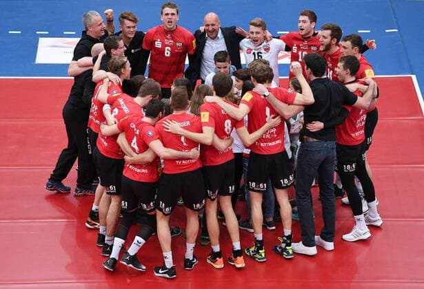 Volleyball 1. Bundesliga Saison 2016 2017 Playdown 26.03.2017 TV Rottenburg - Solingen Volleys Teamkreis TV Rottenburg; Trainer Hans Peter Mueller - Angstenberger (Mitte hinten) vor dem Spiel 