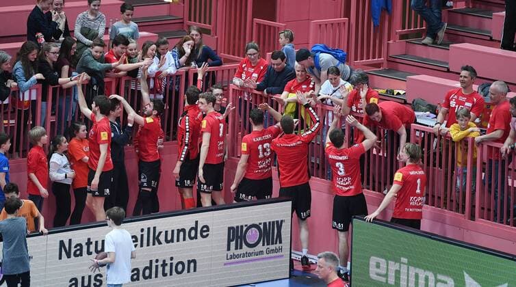 Volleyball 1. Bundesliga Saison 2016 2017 Playdown 26.03.2017 TV Rottenburg - Solingen Volleys TV R Team bedankt sich nach dem geschafften Klassenerhalt bei den Fans 