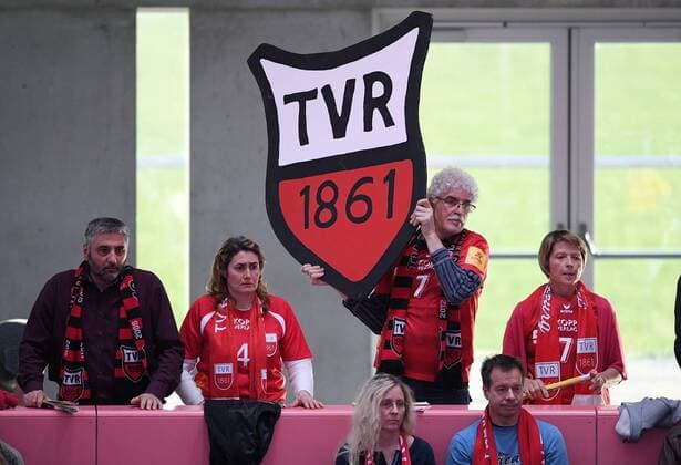 Volleyball 1. Bundesliga Saison 2016 2017 Playdown 26.03.2017 TV Rottenburg - Solingen Volleys TV R Fans mit Vereinswappen bangen um den Klassenerhalt 