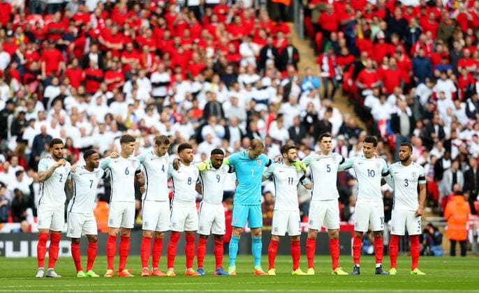 Fußball, WM Quali, England - Litauen England players hold a minutes silence before kick off during the Group F World Cup Qualifier at Wembley Stadium, London. Picture date: March 26th, 2017. Pic credit should read: Matt McNulty Sportimage EDITORIAL USE ONLY. No use with unauthorised audio, video, data, fixture lists, club league logos or live services. Online in-match use limited to 120 images, no video emulation. No use in betting, games or single club league player publications.