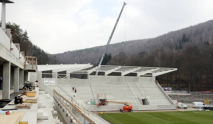 Fußball, Stadiongeschichte FC Erzgebirge Aue Aue, 24.03.2017, Erzgebirgsstadion, Fussball, FC Erzgebirge Aue , Stadionneubau , Im Bild, Blick von den VIP Räumen der neuen Haupttribüne auf die neue Osttribüne. ,