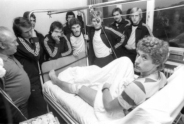 Torwart Harald Toni Schumacher (1. FC Köln) wird nach seiner Knie-OP von seinen Mitspielern im Krankenhaus besucht 04.10.1975. Vorne v.l: Trainer Zlatko Tschik Cajkovski, Wolfgang Overath, Harald Konopka, Jürgen Glowacz, Wolfgang Weber und Herbert Hein HM
