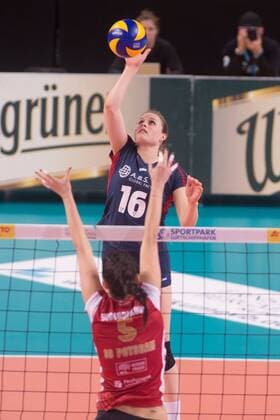 27.03.2017, xfrx, Volleyball Play-Off Viertelfinale, SC Potsdam - VC Wiesbaden, emspor v.l. Delainey Aigner-Swesey (VC Wiesbaden) Potsdam