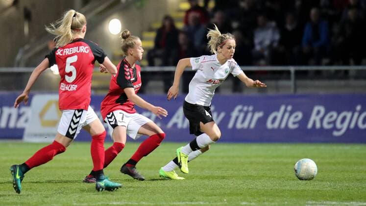 v.li.: Kim Fellhauer (Freiburg, 5), Giulia Gwinn (Freiburg, 7), Kathrin Julia Hendrich ( Kathy Hendrich , Frankfurt, 4), Aktion, Action, Spielszene, Fussball, Allianz Frauen-Bundesliga, 1. FFC Frankfurt - SC Freiburg, xozx