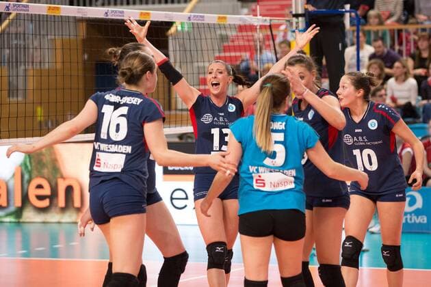 27.03.2017, xfrx, Volleyball Play-Off Viertelfinale, SC Potsdam - VC Wiesbaden, emspor v.l. VC Wiesbaden Freude,froehlich,lachend Potsdam