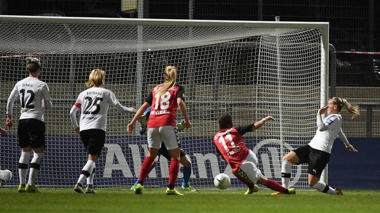27.03.2017, xjhx, Fussball 1.Bundesliga Frauen, 1.FFC Frankfurt - SC Freiburg, emspor v.l. Hasret Kayikci (SC Freiburg), Desire Schumann (1.FFC Frankfurt), Goal scored, Tor zum 1:1 Frankfurt am Main