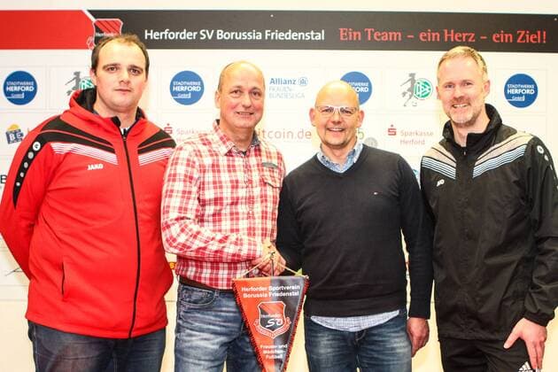 Ralf Lietz (2. v. r.) wird von Dirk Heitlindemann (2. v. l.) in Herford begrüßt. Gemeinsam mit Torwart-Trainer Pascal Kuhlmann (l.) und Co-Trainer Jörg Dymny geht er das Unternehmen Klassenerhalt an - Neuer Trainer beim Herforder SV ; Fussball, 2. Frauenfußball-Bundesliga Nord, Herforder SV, xygx
