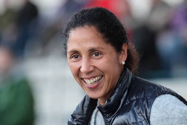 Unter den Zuschauern: Steffi Jones (Stephanie Ann Jones, Trainerin, Bundestrainerin, DFB-Frauen), Porträt, Portrait, lacht, lachen, fröhlich, strahlend, optimistisch, Fussball, Allianz Frauen-Bundesliga, 1. FFC Frankfurt - SC Freiburg, xozx