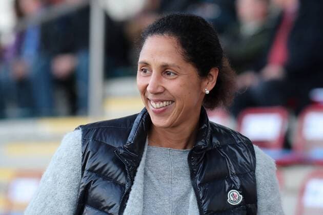 Unter den Zuschauern: Steffi Jones (Stephanie Ann Jones, Trainerin, Bundestrainerin, DFB-Frauen), Porträt, Portrait, lacht, lachen, fröhlich, strahlend, optimistisch, Einzelbild, Aktion, Action, Fussball, Allianz Frauen-Bundesliga, 1. FFC Frankfurt - SC Freiburg, xozx