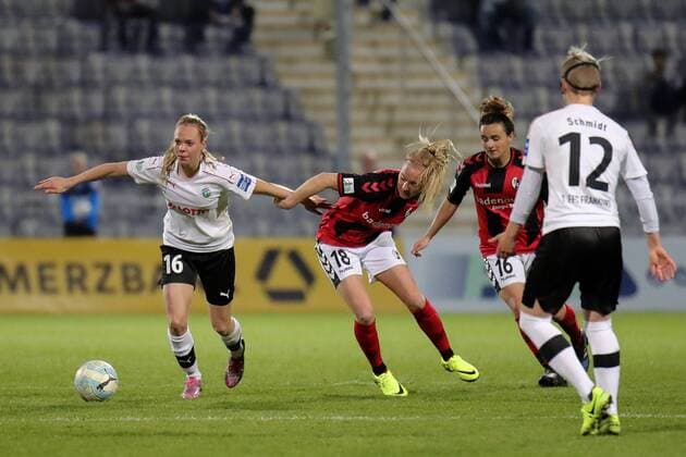v.li.: Janina Hechler (Frankfurt, 16), Sarah Puntigam (Freiburg, 18), Lina Maria Magull (Freiburg, 16), Sophie Schmidt (Frankfurt, 12), Zweikampf, Duell, duel, tackle, tackling, Dynamik, Action, Aktion, Fussball, Allianz Frauen-Bundesliga, 1. FFC Frankfurt - SC Freiburg, xozx