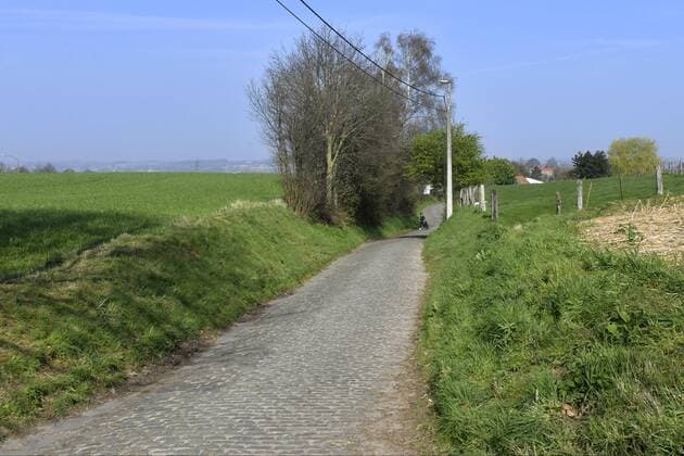 KLUISBERGEN, BELGIUM - MARCH 28 : general view of the Oude Kwaremont during the reconnaissance of the Flanders Classics UCI WorldTour 101th Ronde van Vlaanderen cycling race with start in Antwerp and finish in Oudenaarde on March 28, 2017 in Kluisbergen, Belgium, 28 03 2017 CYCLISME : Reconnaissance 101 eme Tour Des Flandres - Kluisbergen - 28 03 2017 PhotoNews Panoramic 