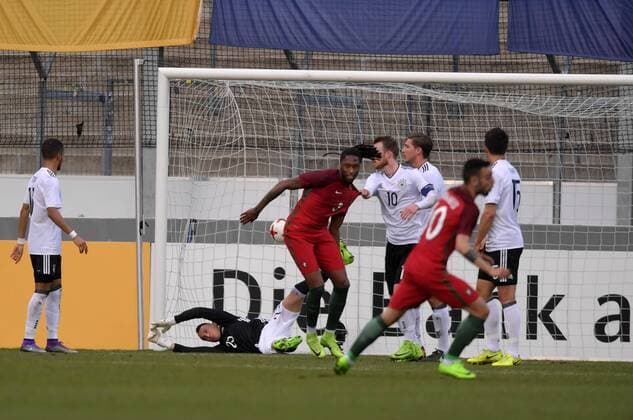 28.03.2017, Fussball U21 U 21 Länderspiel, Deutschland - Portugal, im Gazi-Stadion auf der Waldau, Stuttgart. Bruno Fernandes (re, portugal) erzielt das Tor zum 1:0 gegen Torwart Odisseas Vlachodimos (hinten, Deutschland) 