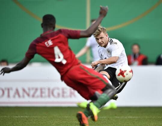 Torschuss Aktion Torchance Max Meyer (GER) gegen Edgar Ie (POR) DFB Länderspiel Deutschland GER gegen Portugal POR U21 U 21 Freundschaftsspiel GAZI-Stadion auf der Waldau Stuttgart 28.03.2017 DFB Länderspiel Deutschland GER gegen Portugal POR U21