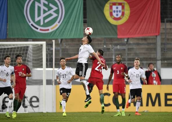 Kopfball Aktion Nadiem Amiri (GER) vor Flagge Flaggen DFB DFB Länderspiel Deutschland GER gegen Portugal POR U21 U 21 Freundschaftsspiel GAZI-Stadion auf der Waldau Stuttgart 28.03.2017 DFB Länderspiel Deutschland GER gegen Portugal POR U21