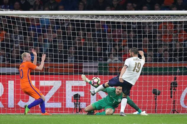 28.03.2017, Fussball Test-Länderspiel, Niederlande - Italien, in der Amsterdam-Arena Amsterdam (Niederlande). Tor zum 1:2 , v.l. Davy Klaassen (Niederlande) , Torwart Jeroen Zoet (Niederlande) gegen Torschütze Leonardo Bonucci (Italien) 